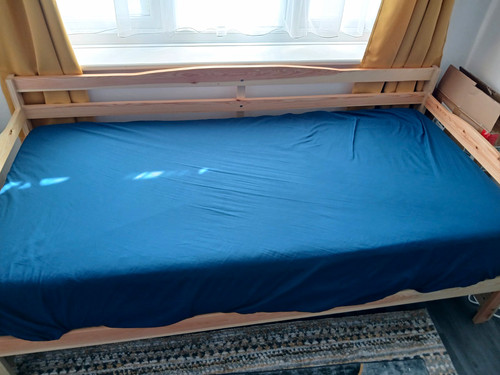 Single light wood daybed frame - single,